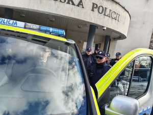 Zdjęcie nowego radiowozu policyjnego, policjantów oraz Pana Prezydenta siedzącego w samochodzie.