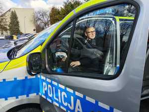 Zdjęcie nowego radiowozu policyjnego oraz Pana Prezydenta siedzącego w samochodzie..