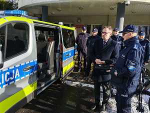 Zdjęcie nowego radiowozu policyjnego, policjantów oraz Pana Prezydenta..