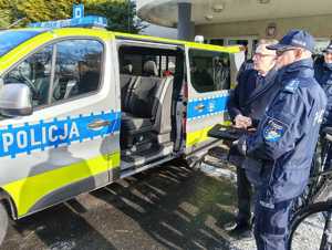 Zdjęcie nowego radiowozu policyjnego, policjantów oraz Pana Prezydenta.