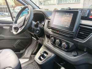 Zdjęcie nowego radiowozu w wewnątrz.