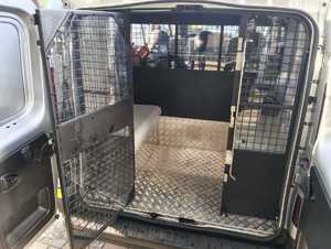 Zdjęcie nowego radiowozu policyjnego.