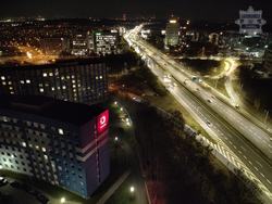 Zdjęcie oświetlonych dróg w Katowicach.