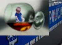Zdjęcie dziecka oraz kieliszka z alkoholem.