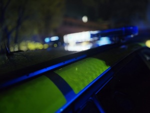 Zdjęcie radiowozu z włączonymi światłami.