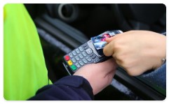 Zdjęcie momentu płatności kartą.