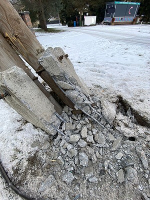 Zdjęcie uszkodzonego słupa.