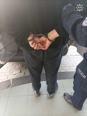 Zdjęcie Policjanta oraz osoby zatrzymanej.