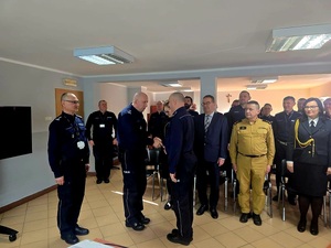 Zdjęcie przedstawiające Panów Komendantów, zebranych gości oraz jastrzębskich policjantów.