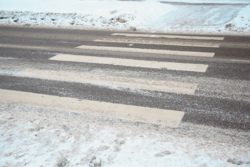 Zdjęcie przejścia dla pieszych i oblodzonej jezdni.