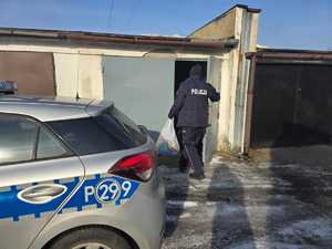 Zdjęcie przedstawiające policjantów oraz radiowóz.