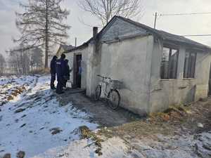 Zdjęcie przedstawiające policjantów, pracownika Ośrodka Pomocy Społecznej.