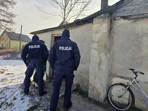 Zdjęcie przedstawiające policjantów, pracownika Ośrodka Pomocy Społecznej.