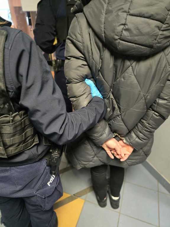 Zdjęcie osoby zatrzymanej oraz policjantki.