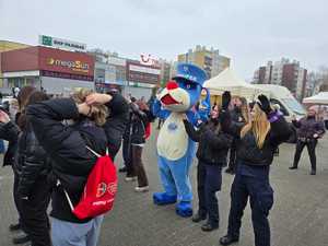 Zdjęcie przedstawiające Sznupka oraz zebranych na Placu WOŚP.