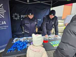 Zdjęcie przedstawiające Policjantów oraz zebranych przy stoisku profilaktycznym.
