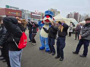 Zdjęcie przedstawiające Sznupka oraz zebranych na Placu WOŚP.