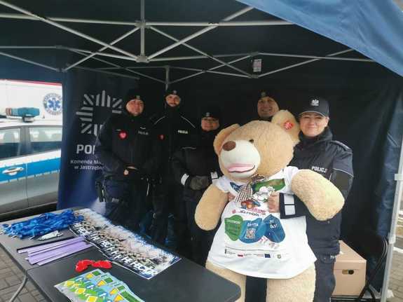 Zdjęcie przedstawiające Policjantów z misiem.