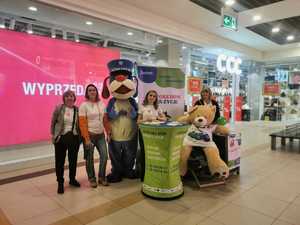 Zdjęcie przedstawiające pracowników Ośrodka Pomocy Społecznej oraz Sznupka.