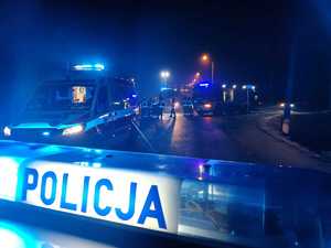 Zdjęcie pojazdów służb mundurowych i ratowniczych na miejscu zdarzenia drogowego.