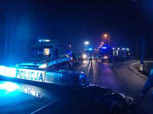 Zdjęcie pojazdów służb mundurowych i ratowniczych na miejscu zdarzenia drogowego.