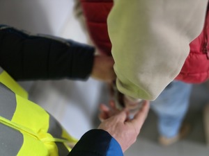 Zdjęcie przedstawiające mężczyznę z założonymi kajdankami.