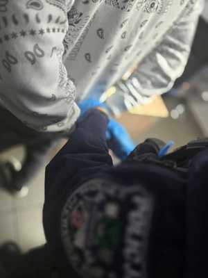 Zdjęcie przedstawiające mężczyznę z założonymi kajdankami.