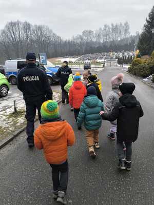 Zdjęcie przedstawiające Policjantów oraz dzieci przy radiowozie.