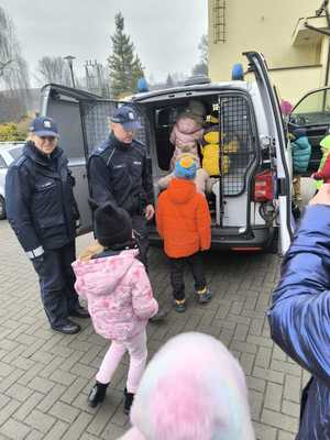 Zdjęcie przedstawiające Policjantów oraz dzieci przy radiowozie.