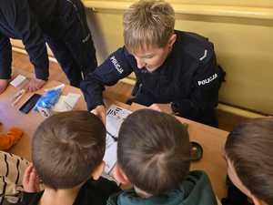 Zdjęcie przedstawiające dzieci w trakcie pobierania odcisków linii papailantch.