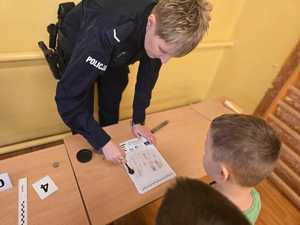 Zdjęcie przedstawiające dzieci w trakcie pobierania odcisków linii papailantch.