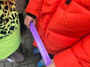 Zdjęcie ucznia z wręcz9onym odblaskiem.