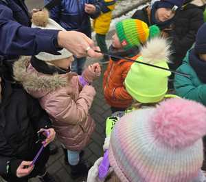 Zdjęcie ucznia z wręcz9onym odblaskiem.