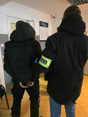 Zdjęcie zatrzymanego oraz policjanta.