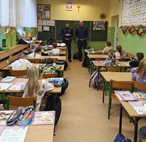 Zdjęcie Policjanta oraz dzieci.