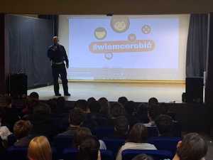 Zdjęcie przemawiającego policjanta.