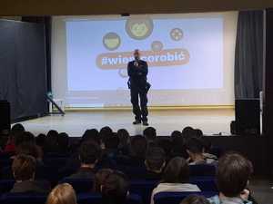 Zdjęcie przemawiającego policjanta.