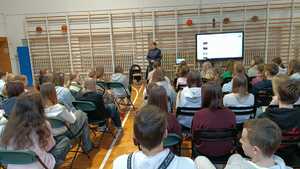 Zdjęcie policjantki oraz uczestników.