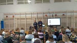 Zdjęcie policjanta oraz uczestników.