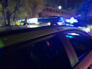 Zdjęcie radiowozu policyjnego z włączonymi sygnałami.