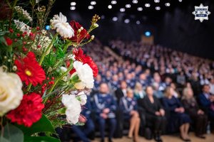 Zdjęcie zebranych orz kwiatów.