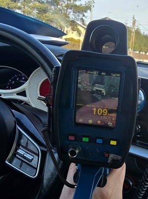 Zdjęcie radaru, który trzyma Policjant. Na radarze widzimy prędkość 109 km/h/
