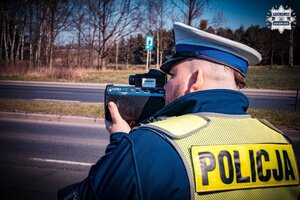 Zdjęcie policjanta trzymającego radar.