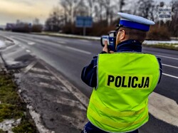 Zdjęcie policjanta trzymającego radar.