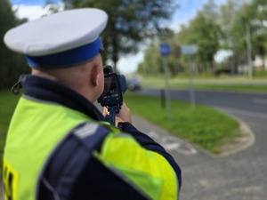 Zdjęcie policjanta trzymającego radar.