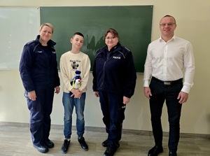 Zdjęcie 11-go letniego Szymona, Pana dyrektora oraz dwóch policjantek.