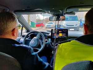 Zdjęcie  policjantów w radiowozie.