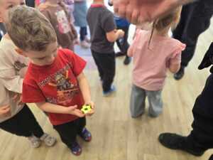 dziecko trzymające odblask.