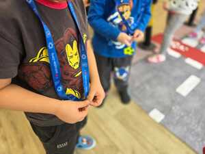 dziecko trzymające odblask.