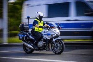 Policjant na motocyklu.
